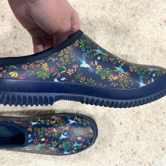 Western Chief blue‎ floral women’s shoes clogs rubber boots 8, hummingbird navy - Picture 2 of 6